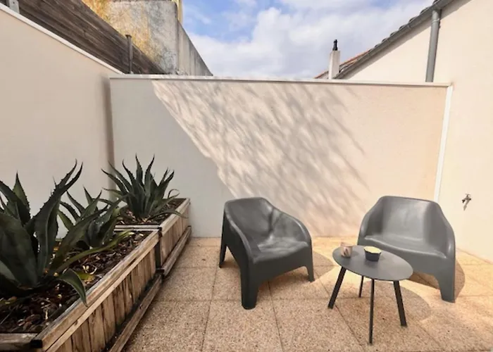 T2 With Terrace Near Les Minimes 拉罗歇尔